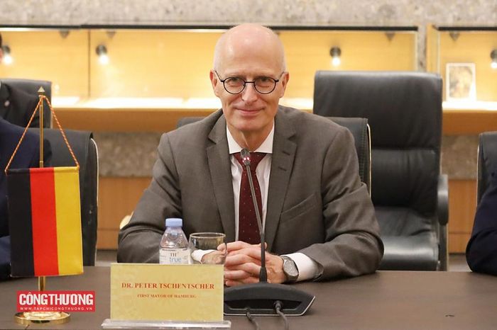Thị trưởng Peter Tschentscher đánh giá, Việt Nam là đối tác có nhiều tiềm năng hợp tác, đặc biệt trong bối cảnh quan hệ kinh tế, thương mại giữa Việt Nam và Đức tiếp tục phát triển tích cực