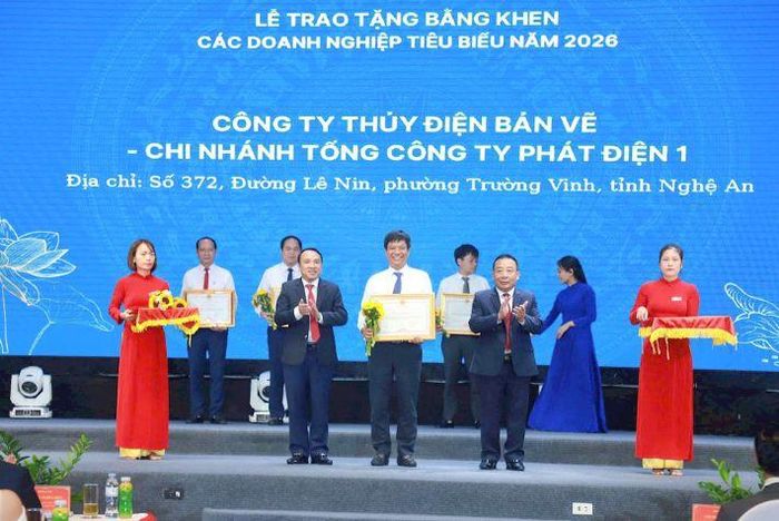 Ông Tạ Hữu Hùng - Giám đốc Công ty Thủy điện Bản Vẽ nhận Bằng khen của Chủ tịch UBND tỉnh Nghệ An dành cho doanh nghiệp tiêu biểu năm 2026