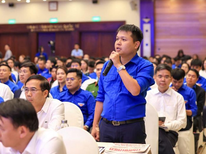 Đại biểu Nguyễn Bá Thái, Giám đốc Công ty Cổ phần Madin Chem (doanh nhân trẻ khởi nghiệp xuất sắc 3 năm liên tiếp) đặt câu hỏi tới Bộ trưởng Bộ Công Thương Lê Mạnh Hùng - Ảnh: chinhphu.vn/Nhật Bắc