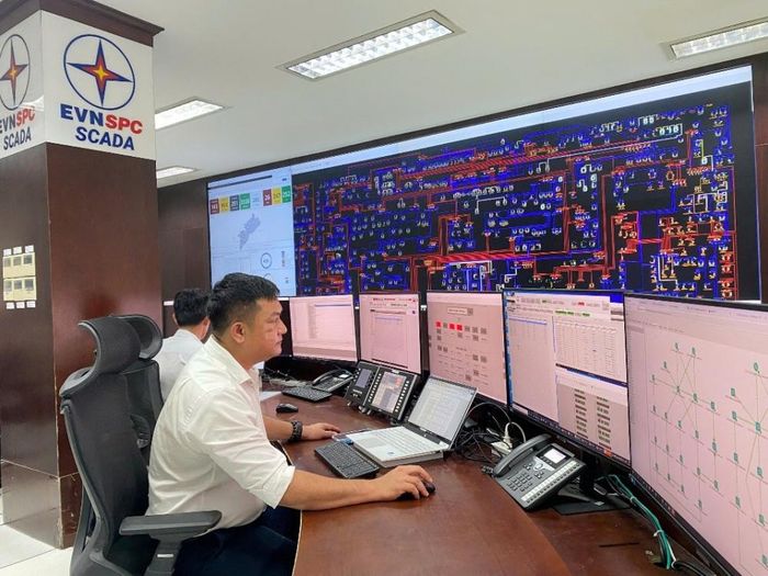  Theo dõi vận hành hệ thống lưới điện tại Trung tâm Điều hành SCADA 