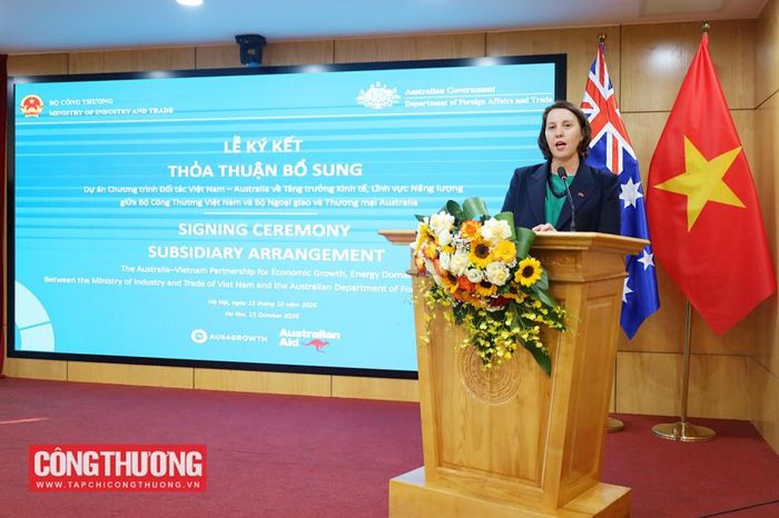 Bà Renee Deschamps, Đại biện lâm thời Đại sứ quán Australia tại Việt Nam khẳng định sự đồng hành của Australia trong quá trình chuyển dịch năng lượng của Việt Nam thông qua hỗ trợ phát triển thị trường điện, phát triển năng lượng tái tạo, thúc đẩy hiện đại hóa lưới điện và hệ thống điện, tăng cường năng lực cho ngành điện