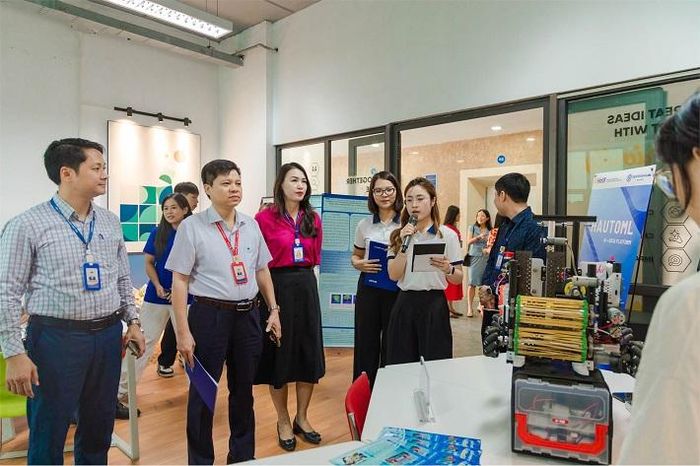 Các đại biểu tham quan Không gian Đổi mới sáng tạo và Khởi nghiệp Trường Kinh tế, Đại học Công nghiệp Hà Nội