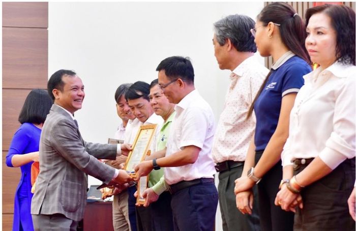  Phó Bí thư Thường trực Tỉnh ủy, Chủ tịch Uỷ ban MTTQ Việt Nam tỉnh Quảng Ngãi U Huấn trao thư cảm ơn BSR cho ông Cao Tuấn Sĩ - Giám đốc NMLD Dung Quất. Ảnh: BSR 