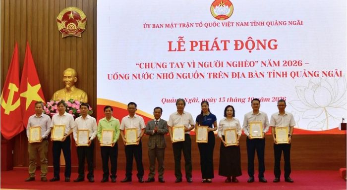 Lãnh đạo tỉnh Quảng Ngãi trao thư cảm ơn các tổ chức, cá nhân đã ủng hộ Quỹ "Vì người nghèo" tỉnh Quảng Ngãi. Ảnh: BSR