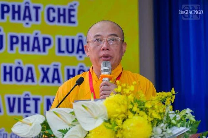 Thượng tọa Thích Thiện Phước báo cáo kết quả phiên thứ nhất diễn ra vào chiều hôm qua, 14-10
