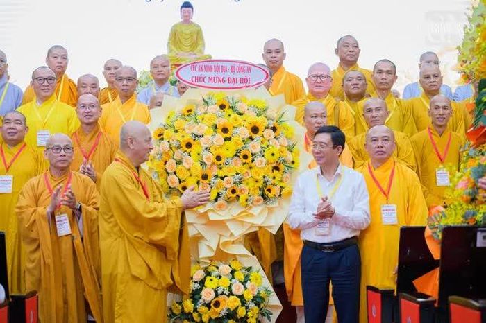 Cục An ninh Nội địa tặng hoa chúc mừng 