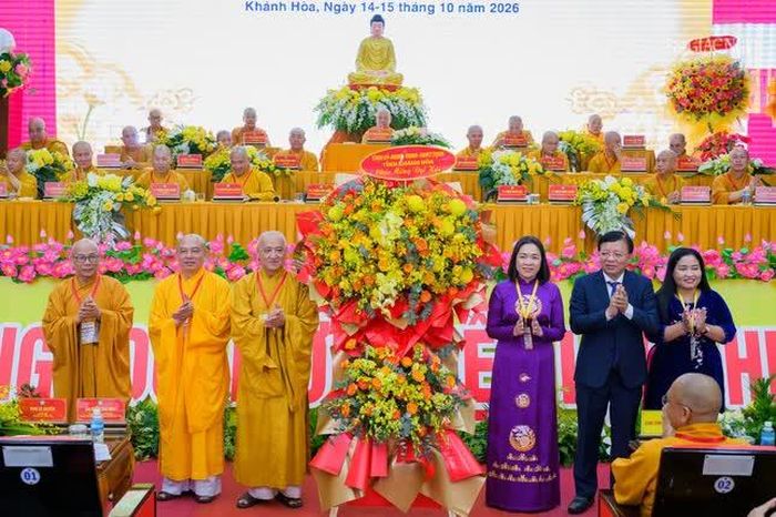 Tỉnh ủy - HĐND - UBND - Ủy ban MTTQVN tỉnh Khánh Hòa tặng hoa chúc mừng