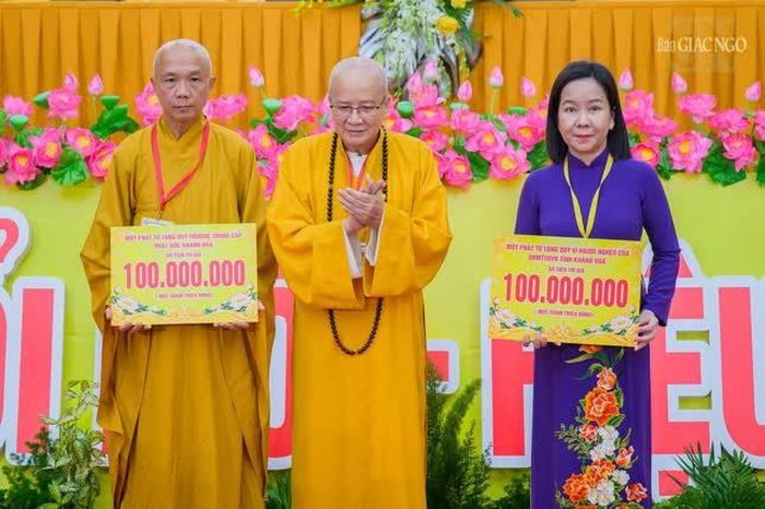 Hòa thượng Thích Đức Thành, Phó Trưởng ban Trị sự kiêm Trưởng ban Tăng sự Phật giáo tỉnh Khánh Hòa, thay mặt Ban Trị sự tặng quà hỗ trợ Quỹ An sinh xã hội của tỉnh và Trường Trung cấp Phật học tỉnh
