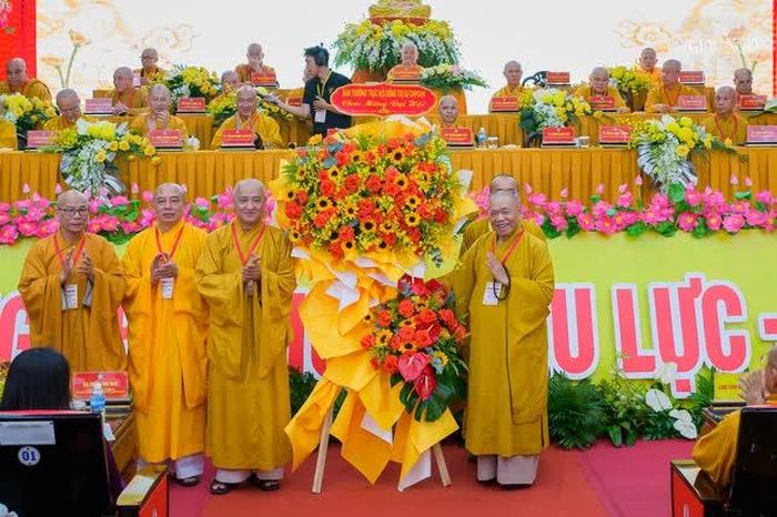 Ban Thường trực Hội đồng Trị sự tặng hoa chúc mừng