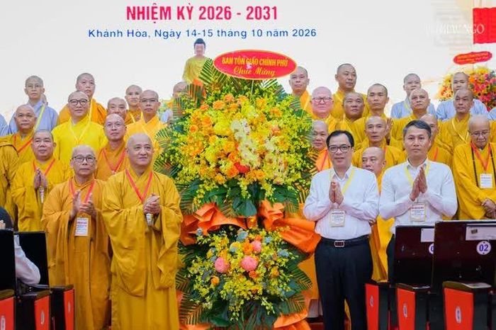 Lẵng hoa chúc mừng của Ban Tôn giáo Chính Phủ, Bộ Dân tộc và Tôn giáo