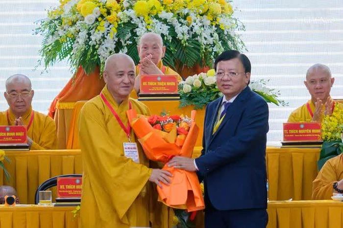 Lãnh đạo tỉnh Khánh Hòa tặng hoa chúc mừng Hòa thượng Thích Huệ Thông được đại hội suy cử tân Trưởng ban Trị sự GHPGVN tỉnh Khánh Hòa
