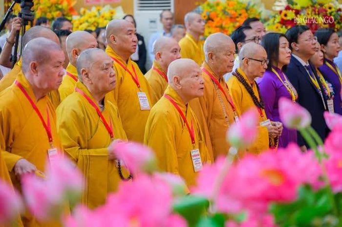 Đại hội thực hiện nghi thức hành chính chào Quốc kỳ và Đạo kỳ