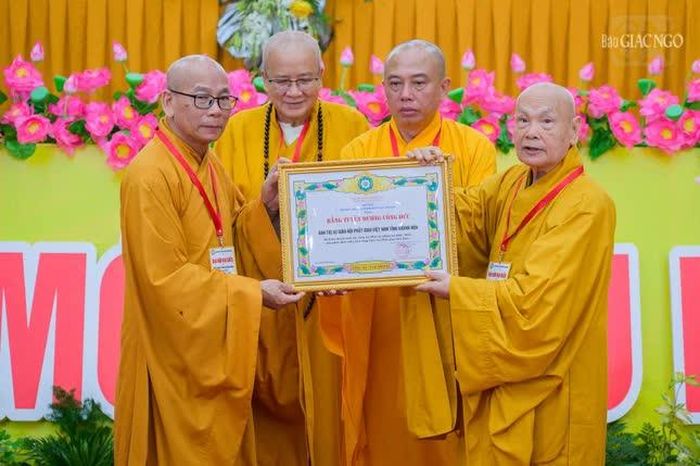 Trưởng lão Hòa thượng Chủ tịch Hội đồng Trị sự trao Bằng tuyên dương công đức đến tập thể Ban Trị sự Phật giáo tỉnh Khánh Hòa