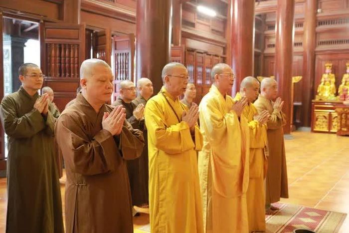 Dâng hương, đảnh lễ Tam bảo tại chùa Phù Liễn