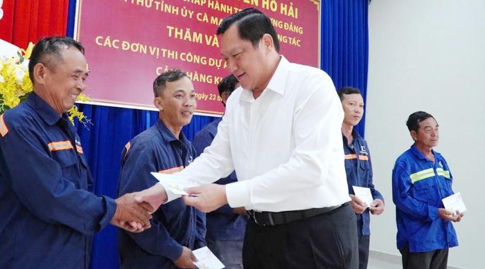 Ông Lâm Văn Bi tặng quà động viên công nhân thi công dự án nâng cấp mở rộng Cảng hàng không Cà Mau.
