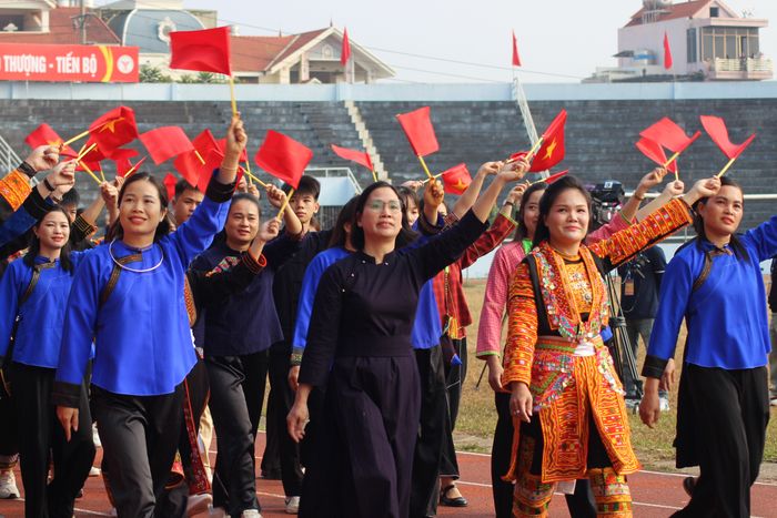Cán bộ, chiến sĩ và nhân dân tỉnh Lạng Sơn tham gia diễu hành tại buổi khai mạc.