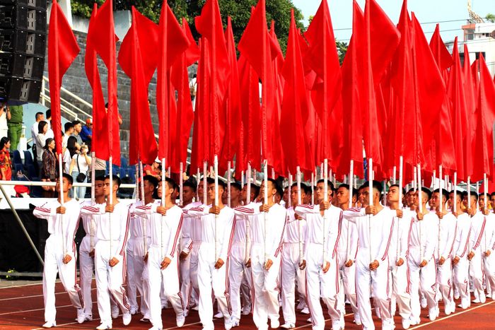 Khối hồng kỳ diễu hành qua lễ đài.