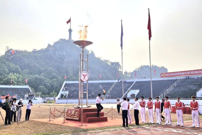 Bí thư Tỉnh ủy Lạng Sơn Hoàng Quốc Khánh thắp đuốc tại lễ khai mạc.