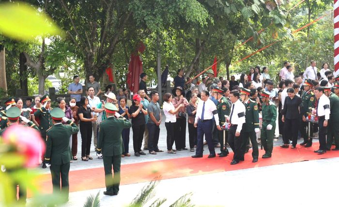 Nhân dân tiễn đưa các Anh hùng liệt sĩ về nơi an nghỉ cuối cùng.