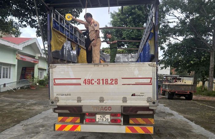 Quá trình kiểm tra, xe tải chở 20 tấn đá không có giấy tờ chứng minh nguồn gốc hợp pháp. (Ảnh: N.H).