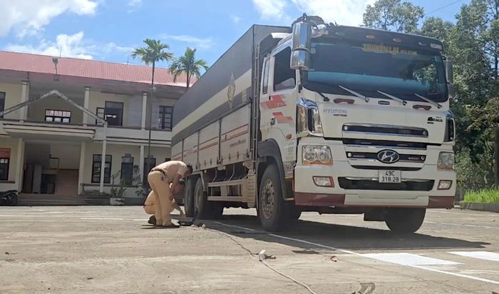 Xe tải chở khoảng 20 tấn đá cuội trên quốc lộ 27, vượt khối lượng cho phép gần 90%. (Ảnh: N.H).