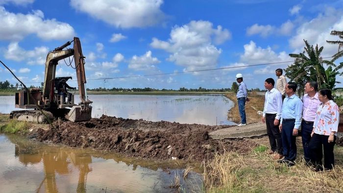 Khởi công tuyến đường Ông Hồng - cầu Ba Tiền tại ấp Mặc Đây, xã Vĩnh Lợi, tỉnh Cà Mau với chiều dài 1,58km.