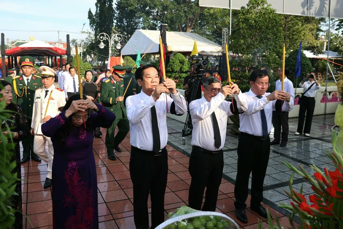 Lãnh đạo TP Cần Thơ thắp hương tại buổi lễ sáng 15/10.