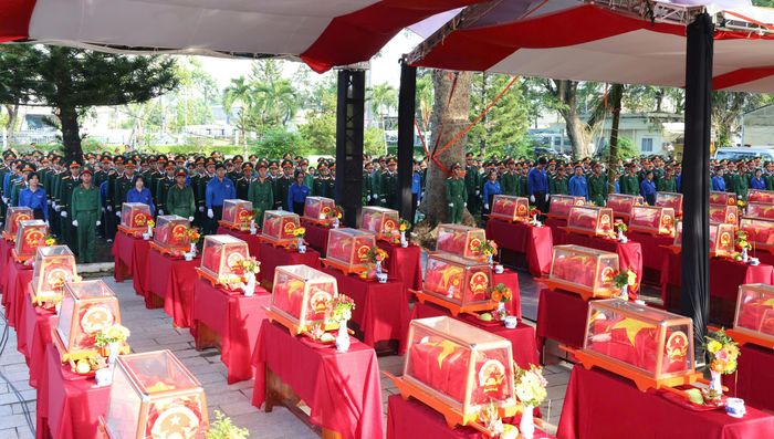 Đội nghi thức thực hiện nghi thức đưa các anh hùng liệt sĩ yên nghỉ tại Nghĩa trang liệt sĩ TP Cần Thơ.