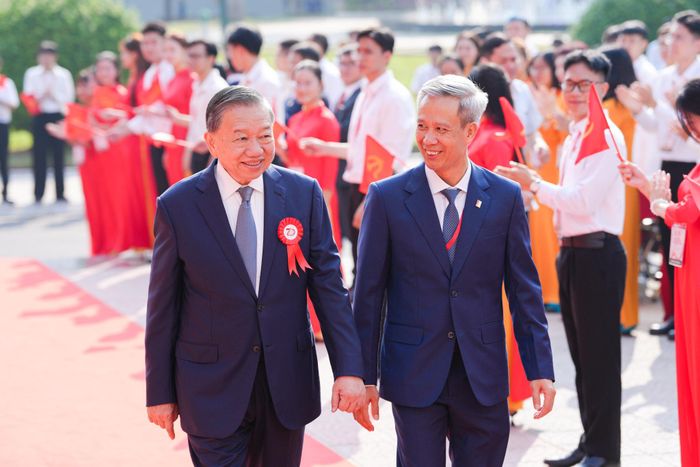 GS Lê Anh Tuấn, Giám đốc Đại học Bách khoa Hà Nội, đón Tổng Bí thư, Chủ tịch nước Tô Lâm dự lễ kỷ niệm.