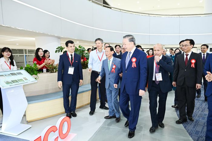 Tổng Bí thư, Chủ tịch nước Tô Lâm thăm quan trường. 