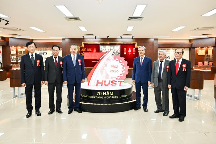Tổng Bí thư, Chủ tịch nước Tô Lâm và các đại biểu tham quan không gian trưng bày tại Đại học Bách khoa Hà Nội.