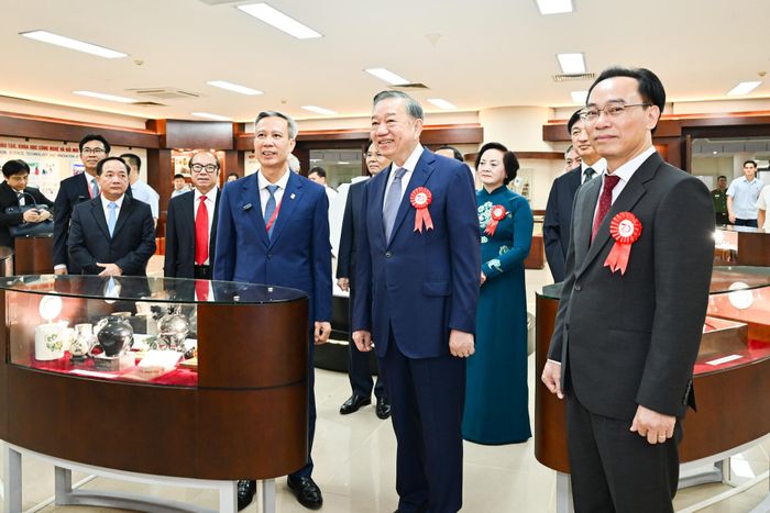 Tổng Bí thư, Chủ tịch nước Tô Lâm và các đại biểu tham quan không gian trưng bày tại Đại học Bách khoa Hà Nội.