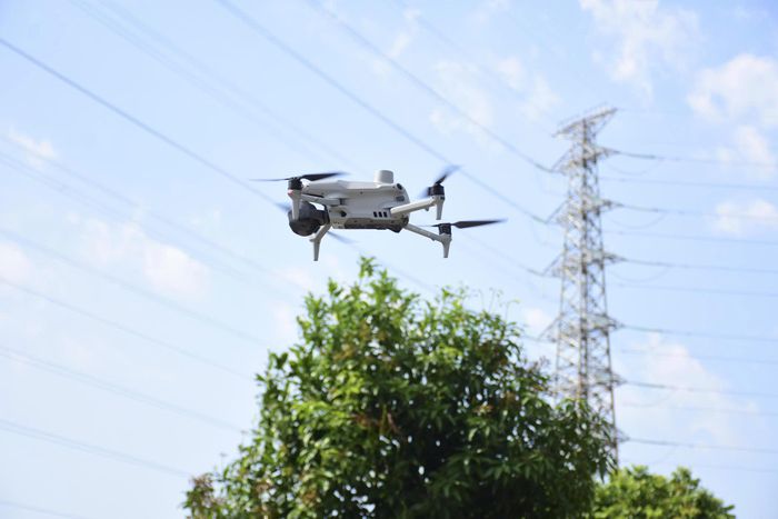 Ứng dụng thiết bị bay không người lái (UAV) trong quản lý, kiểm tra và vận hành lưới điện. (Ảnh: EVNHANOI).
