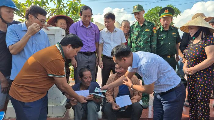 Chính quyền xã Đông Trạch đến thăm hỏi động viên, tặng quà cho ông Châu và ông Nguyễn Xuân Thắng chủ tàu cá QB 22313TS người đã cứu vớt ông Châu.