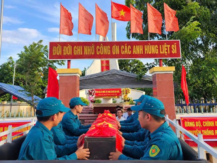 Cán bộ, chiến sĩ đưa hài cốt liệt sĩ về Nghĩa trang Liệt sĩ Ninh Thuận, chuẩn bị tổ chức lễ truy điệu và an táng. (Ảnh: Ban CHQS).