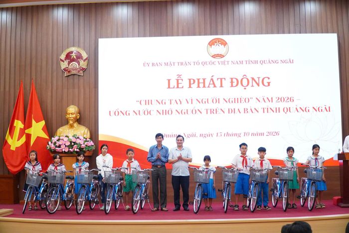 Ngay trong lễ phát động, tỉnh Quảng Ngãi đã trao tặng xe đạp cho học sinh nghèo.