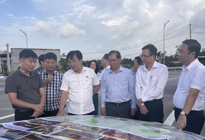 Đoàn công tác của Ủy ban Kinh tế và Tài chính của Quốc hội khảo sát thực tế dự án.