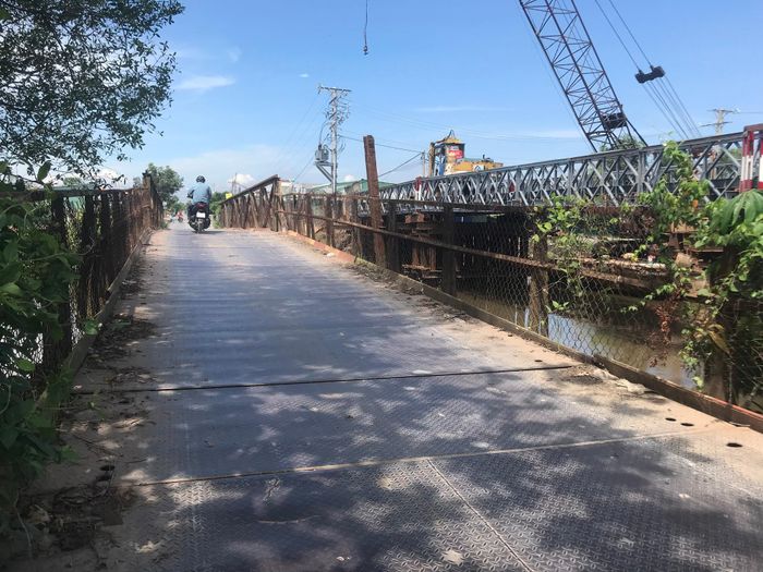 Kỹ sư Phan Thành Nhẫn, cán bộ phụ trách dự án thuộc Ban Quản lý dự án đầu tư xây dựng công trình giao thông tỉnh Tây Ninh cho biết, tiến độ triển khai chưa đạt kỳ vọng do trước đây gặp vướng mắc về mặt bằng và hạ tầng kỹ thuật. Đến nay, địa phương đã bàn giao mặt bằng tại 5 cầu, cống trên tuyến. Nhà thầu đang triển khai đường tạm, sau đó sẽ tháo dỡ các cầu yếu để xây dựng công trình mới.
