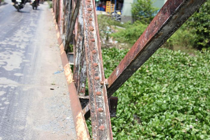 Nhiều cây cầu trên tuyến được xây dựng từ hàng chục năm trước. Mỗi khi ô tô, xe tải qua cầu, giao thông thường bị ùn ứ. Người dân lo ngại khi xe tải trọng lớn lưu thông qua những cây cầu đã xuống cấp, tiềm ẩn nguy cơ mất an toàn.