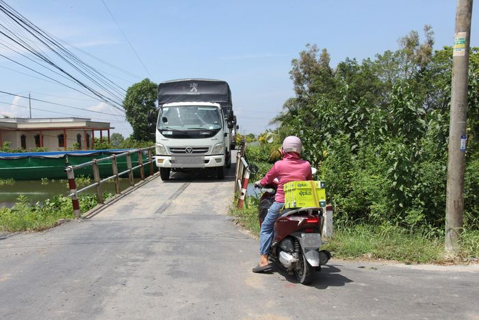 Theo ghi nhận của phóng viên Báo Xây dựng, các cầu hiện hữu có mặt cầu rất hẹp. Một ô tô con đi qua đã chiếm gần hết phần đường, khiến các phương tiện phải chờ đợi.