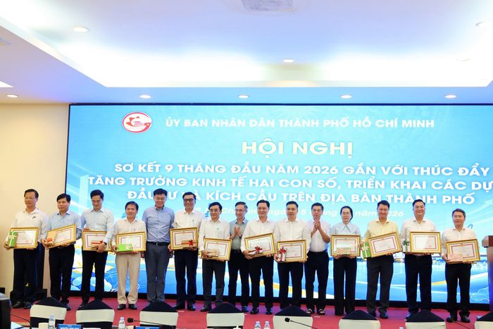 Lãnh đạo thành phố trao bằng khen cho tập thể có thành tích xuất sắc trong chiến dịch 150 ngày đêm, khám sức khỏe định kỳ, hoàn thành dự án trước thời hạn.