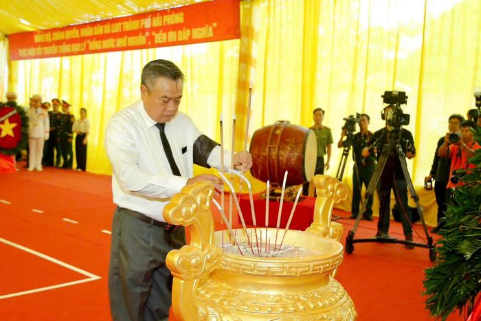 Các đại biểu dâng hoa, dâng hương tại Lễ viếng, truy điệu và an táng 56 hài cốt liệt sĩ cùng đồng bào tử nạn trong cuộc kháng chiến chống thực dân Pháp tại khu vực Mả Chìa.