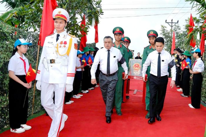 Ủy viên Bộ Chính trị, Chủ nhiệm Ủy ban Kiểm tra Trung ương Trần Sỹ Thanh và ông Lê Ngọc Châu, Bí thư Thành ủy Hải Phòng tiễn đưa hài cốt các liệt sĩ về nơi an nghỉ cuối cùng.