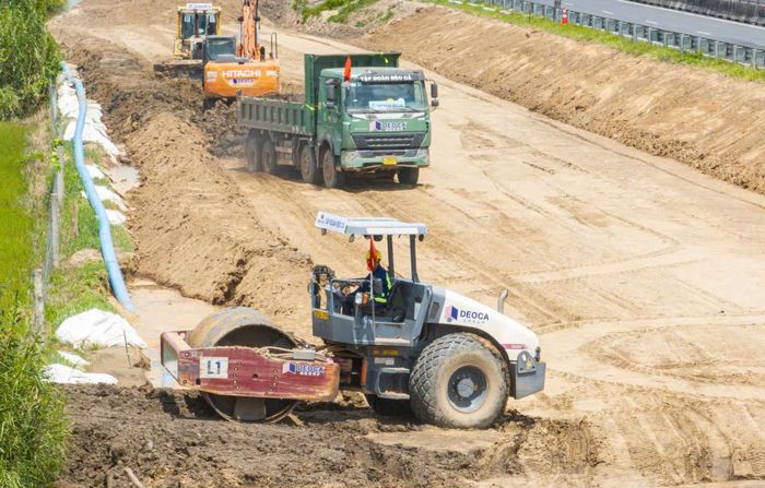 Ông Đặng Minh Đáng, Chỉ huy trưởng mũi thi công phân đoạn Km 60+094 - Km 75+00 cho biết: "Hiện công trường đang vào giai đoạn cao điểm xử lý nền đường, nhà thầu đang phối hợp với địa phương sớm di dời hạ tầng kỹ thuật, đường điện, viễn thông để đẩy nhanh tiến độ sắp tới".
