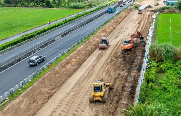 Dự án mở rộng cao tốc TP.HCM - Trung Lương - Mỹ Thuận dài 96,13km, tổng vốn đầu tư 36.125 tỷ đồng. Trong đó đoạn dài nhất qua Đồng Tháp dài 65,9km. Theo kế hoạch công trình mở rộng cao tốc sẽ hoàn thành cuối năm 2028. Sau hoàn thành góp phần tăng năng lực hoạt động vận tải hàng hóa, logistics từ TP.HCM đi các tỉnh miền Tây.