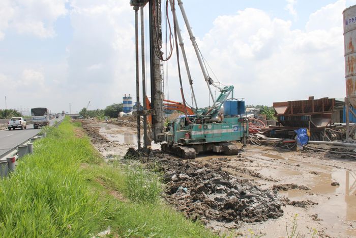 Ông Trần Phong, Phó giám đốc Ban điều hành gói thầu XL01A (lý trình Km55 - Km60, tỉnh Đồng Tháp) cho biết, theo tiến độ hợp đồng gói thầu sẽ hoàn thành tháng 10/2028. "Nhà thầu đang nỗ lực tăng ca, kíp ngày đêm thi công nhằm đạt mục tiêu vượt tiến độ 6 tháng", ông Phong nói.