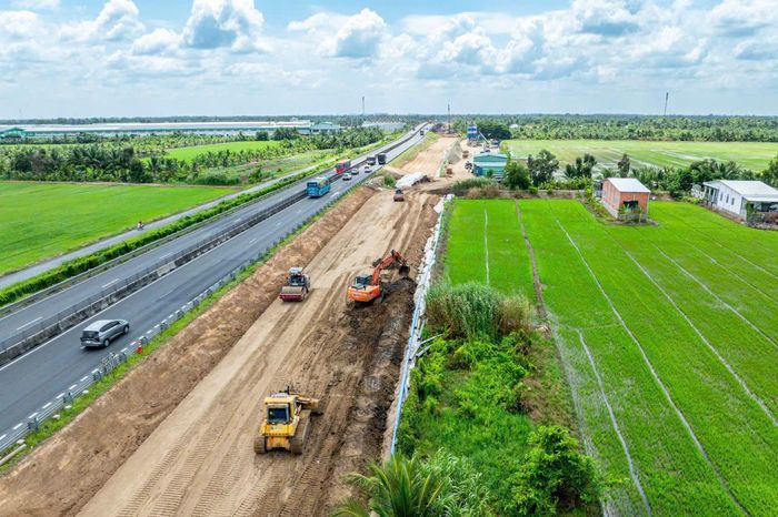 Những ngày này trên công trường cao tốc không khí làm việc rất khẩn trương, vào giai đoạn cao điểm xử lý móng, nền đường. Tại địa phận qua tỉnh Đồng Tháp dù thời tiết nắng, mưa thất thường, xe cơ giới hoạt động nhộn nhịp, làm việc liên tục.