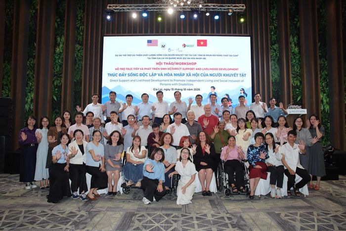 Các đại biểu chụp ảnh lưu niệm tại hội thảo thúc đẩy sống độc lập và hòa nhập xã hội của người khuyết tật.