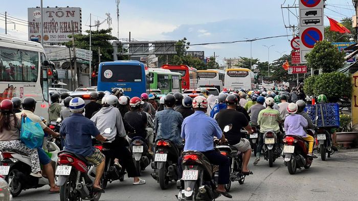 Quốc lộ 1 quá tài, dòng xe ken đặc vào giờ cao điểm.