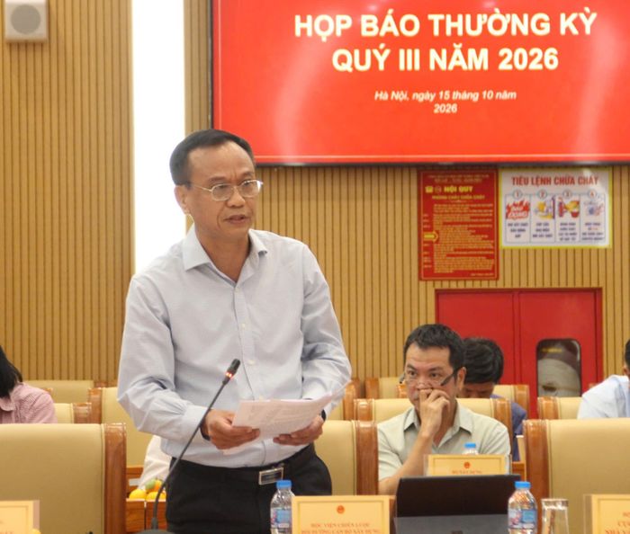 Ông Ngô Anh Tuấn, Giám đốc Học viện Chiến lược bồi dưỡng cán bộ Xây dựng báo cáo chuyên đề về giải pháp thực hiện mục tiêu tăng trưởng năm 2026 của Bộ Xây dựng.